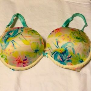 ♻️ 3 for $15. Victoria’s Secret Tropical 🏝 Patterned Plunge
